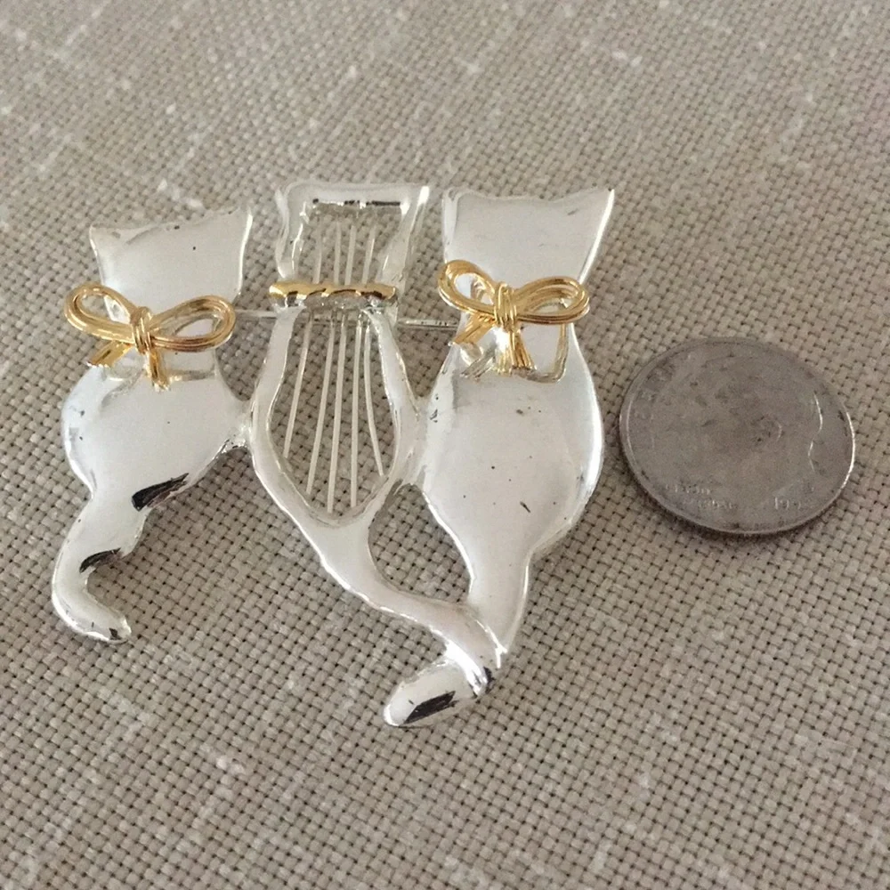 VINTAGE Sitting Cat Trio Silver Toned Pin